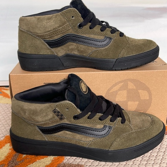 Vans Men’s Zahba Mid
Beatrice Domond Dark Olive
VN000CBSDOL
Sneakers - Picture 2 of 16